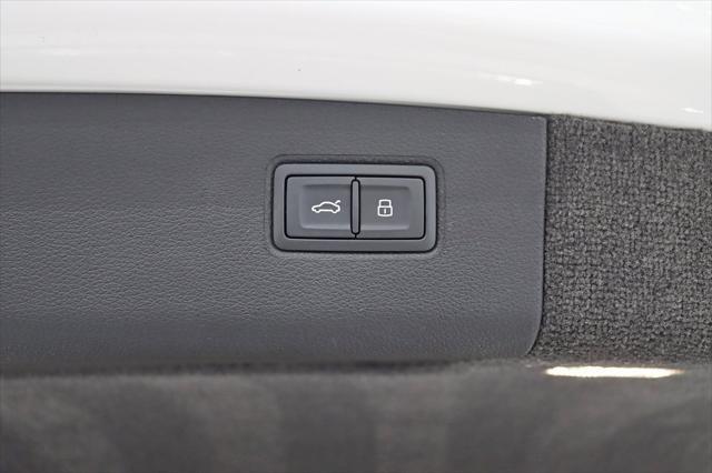 Photo of 2024 Glacier White Bentley Bentayga