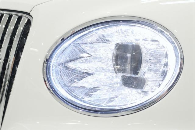 Photo of 2024 Glacier White Bentley Bentayga