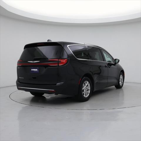 Photo of 2023 Brilliant Black Crystal Pearlcoat Chrysler Pacifica