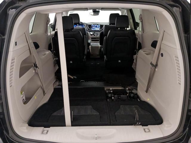 Photo of 2023 Brilliant Black Crystal Pearlcoat Chrysler Pacifica