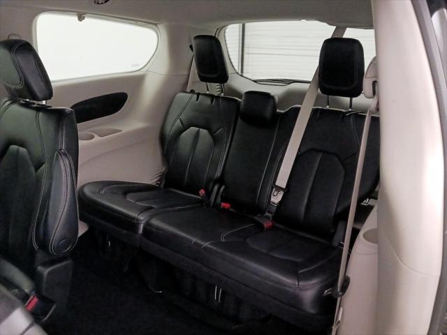 Photo of 2023 Brilliant Black Crystal Pearlcoat Chrysler Pacifica