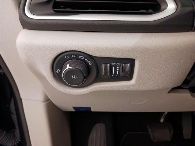 Photo of 2023 Brilliant Black Crystal Pearlcoat Chrysler Pacifica