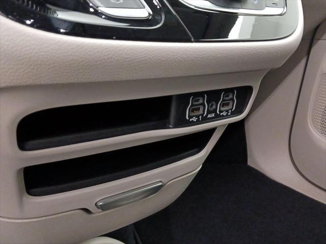 Photo of 2023 Brilliant Black Crystal Pearlcoat Chrysler Pacifica