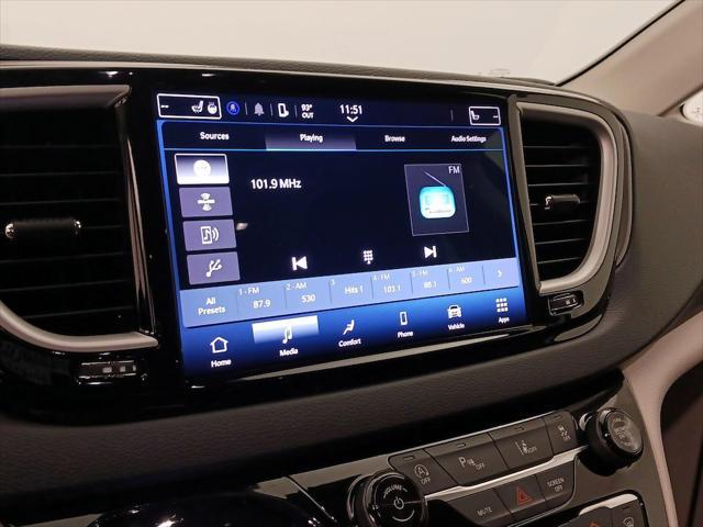 Photo of 2023 Brilliant Black Crystal Pearlcoat Chrysler Pacifica