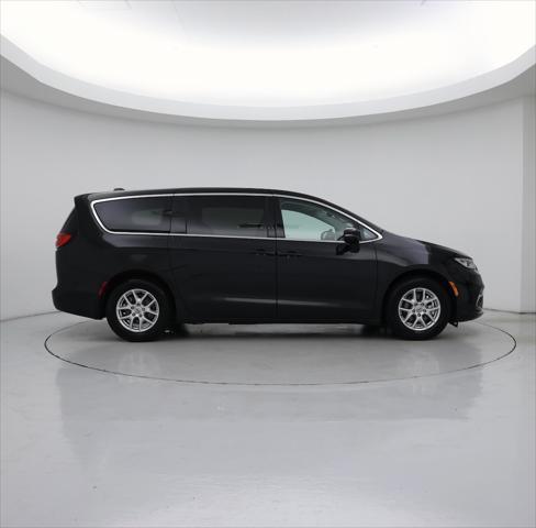 Photo of 2023 Brilliant Black Crystal Pearlcoat Chrysler Pacifica