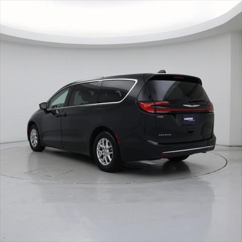 Photo of 2023 Brilliant Black Crystal Pearlcoat Chrysler Pacifica
