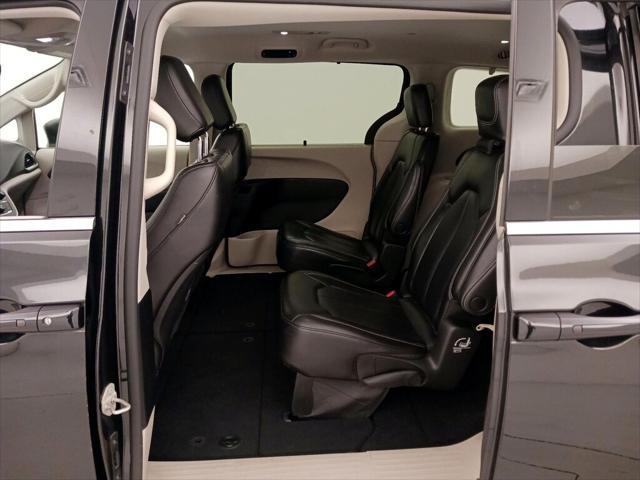 Photo of 2023 Brilliant Black Crystal Pearlcoat Chrysler Pacifica