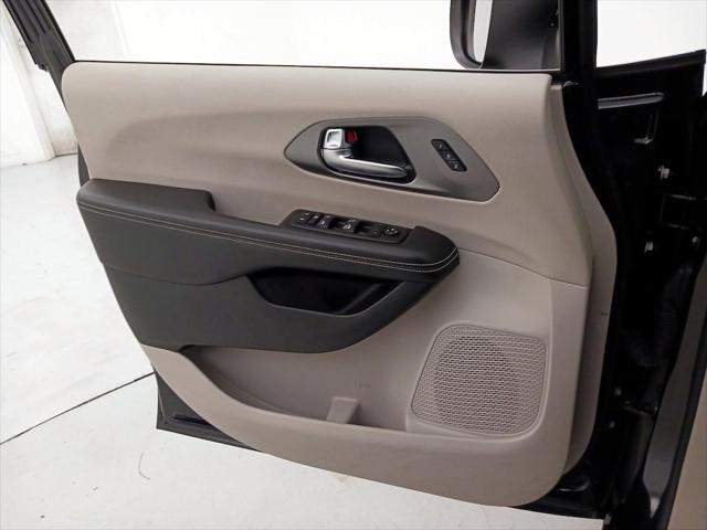 Photo of 2023 Brilliant Black Crystal Pearlcoat Chrysler Pacifica