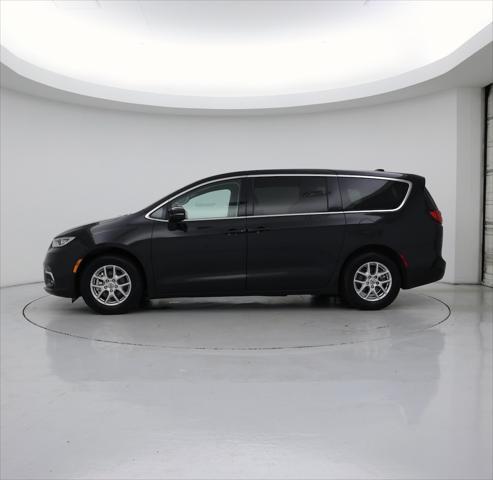 Photo of 2023 Brilliant Black Crystal Pearlcoat Chrysler Pacifica