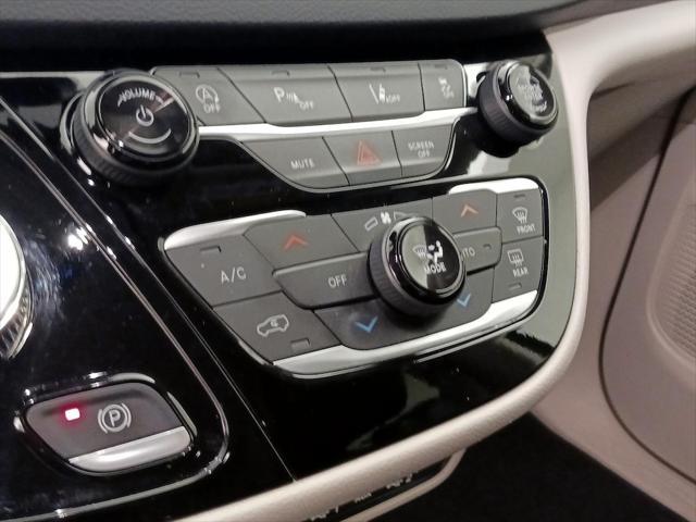 Photo of 2023 Brilliant Black Crystal Pearlcoat Chrysler Pacifica
