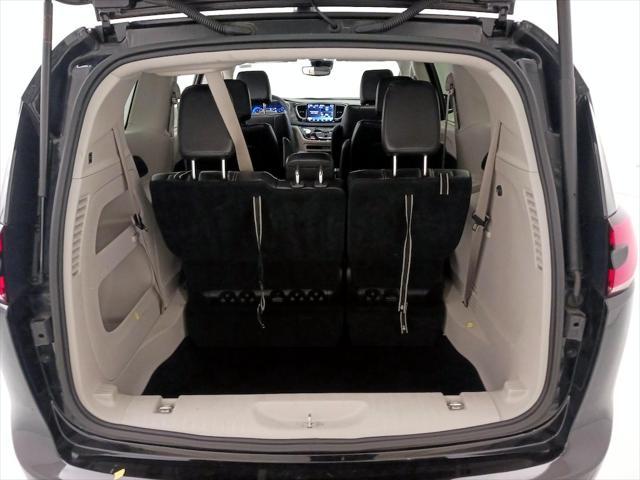 Photo of 2023 Brilliant Black Crystal Pearlcoat Chrysler Pacifica