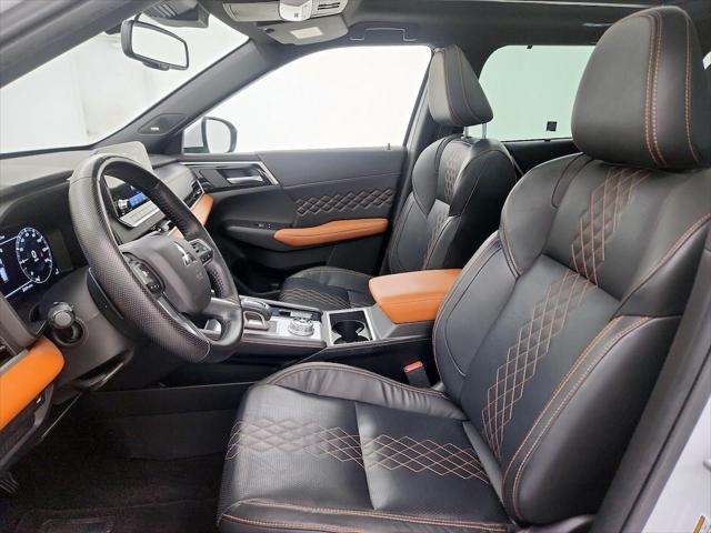 Photo of 2022 White Diamond Mitsubishi Outlander