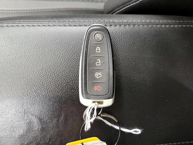 Photo of 2017 White Platinum Metallic Tri-Coat Ford Escape