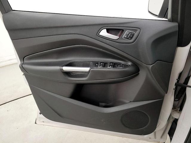 Photo of 2017 White Platinum Metallic Tri-Coat Ford Escape