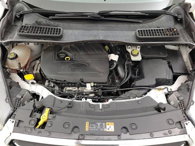 Photo of 2017 White Platinum Metallic Tri-Coat Ford Escape