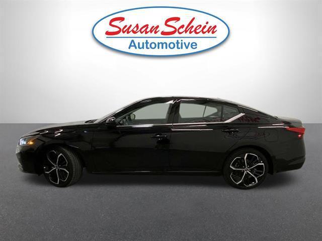 Photo of 2024 Super Black Nissan Altima
