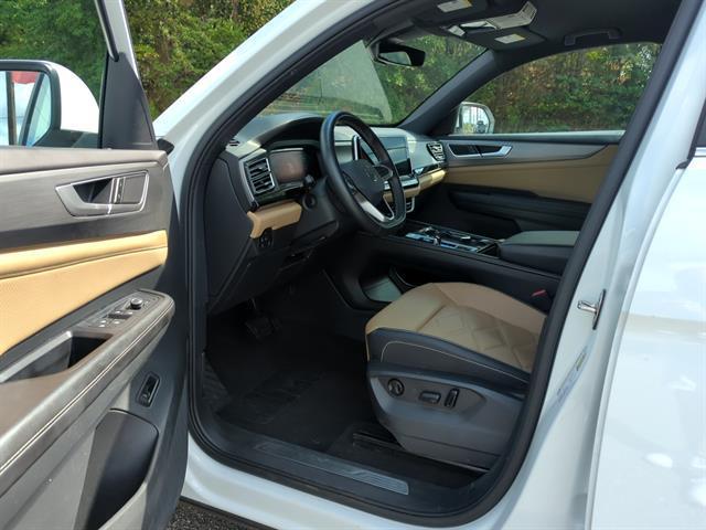Photo of 2024 Pure White Volkswagen Atlas Cross Sport