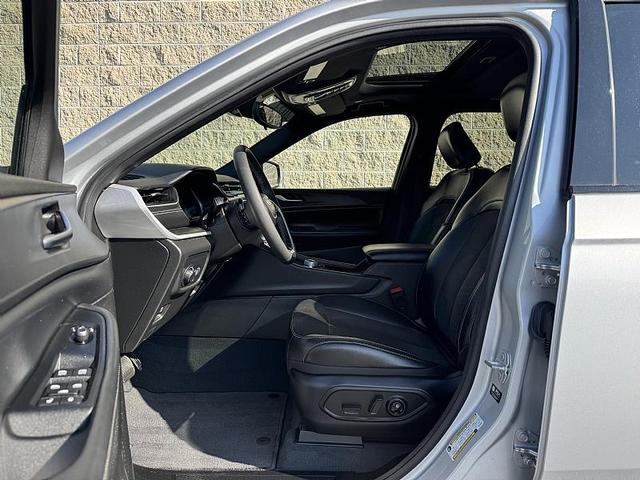 Photo of 2023 Silver Zynith Jeep Grand Cherokee L