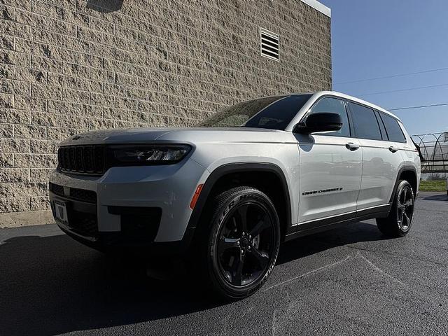 Photo of 2023 Silver Zynith Jeep Grand Cherokee L