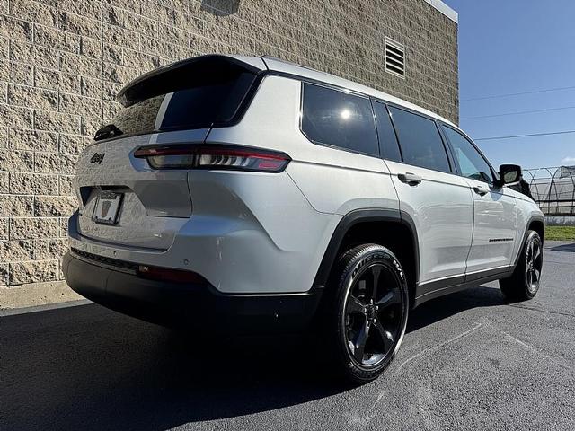 Photo of 2023 Silver Zynith Jeep Grand Cherokee L