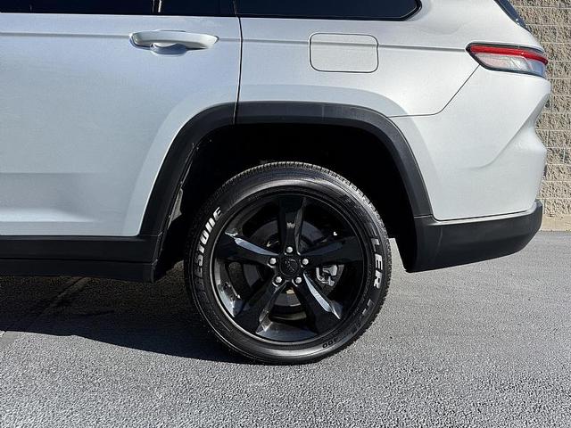 Photo of 2023 Silver Zynith Jeep Grand Cherokee L