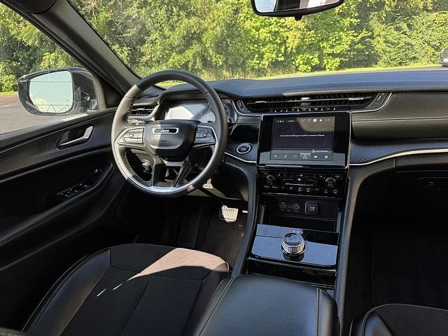 Photo of 2023 Silver Zynith Jeep Grand Cherokee L