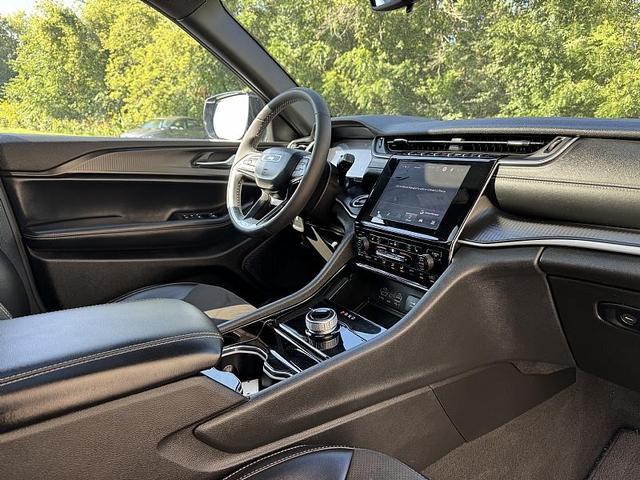 Photo of 2023 Silver Zynith Jeep Grand Cherokee L