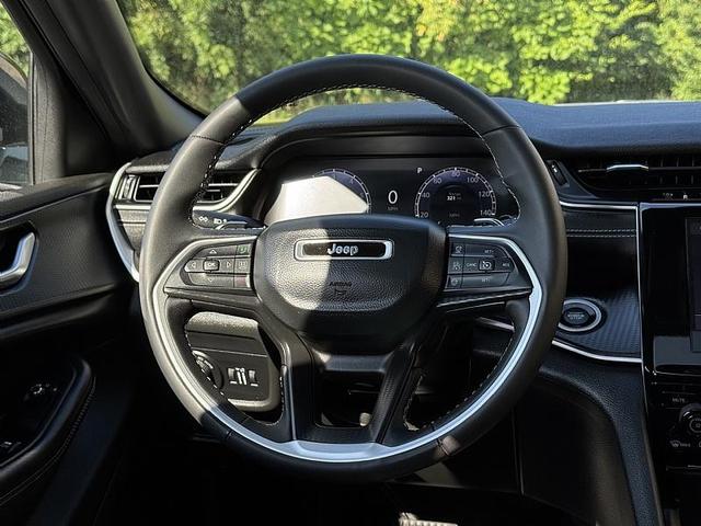 Photo of 2023 Silver Zynith Jeep Grand Cherokee L