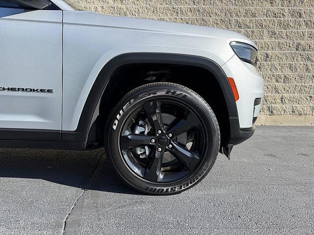 Photo of 2023 Silver Zynith Jeep Grand Cherokee L