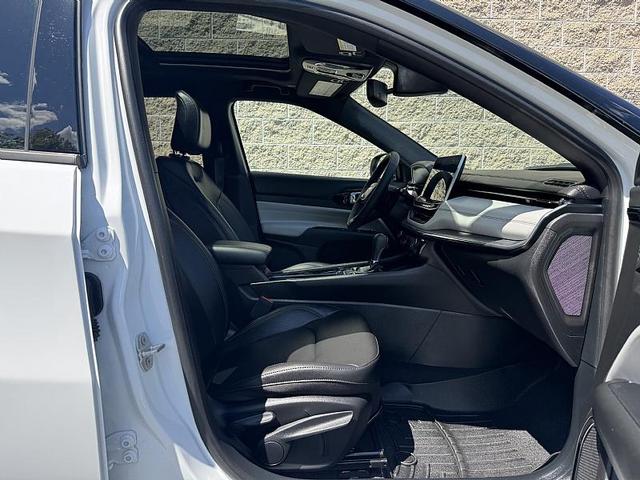 Photo of 2024 Bright White Clearcoat Jeep Compass