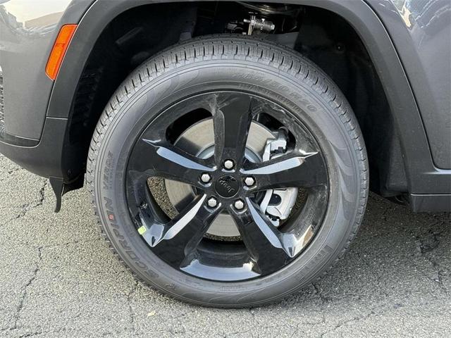 Photo of 2025 Metallic Jeep Grand Cherokee L
