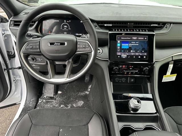 Photo of 2025 Bright White Clearcoat Jeep Grand Cherokee