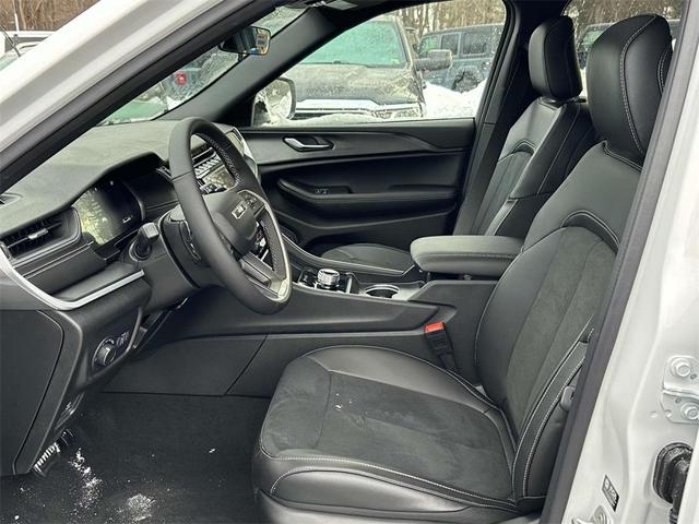 Photo of 2025 Bright White Clearcoat Jeep Grand Cherokee