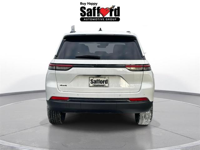 Photo of 2025 Bright White Clearcoat Jeep Grand Cherokee