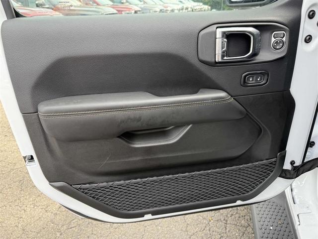 Photo of 2025 Bright White Clearcoat Jeep Wrangler