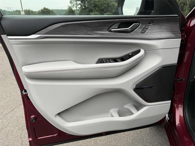 Photo of 2022 Velvet Red Pearlcoat Jeep Grand Cherokee L