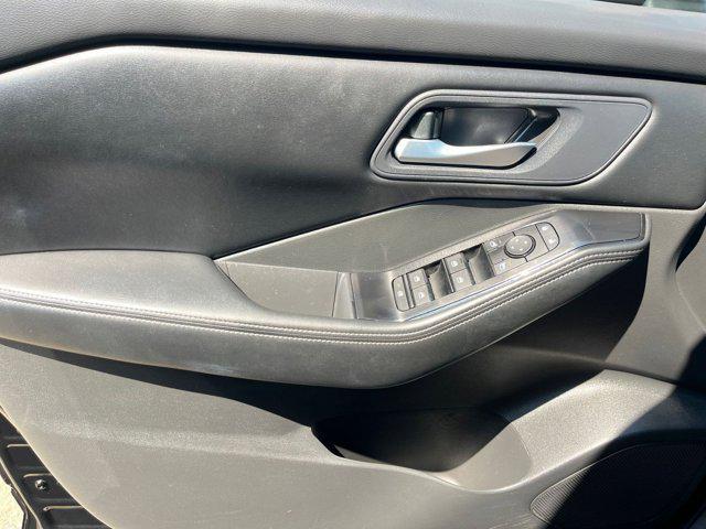 Photo of 2024 Super Black Nissan Rogue
