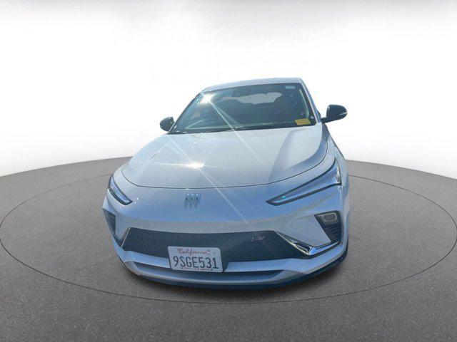 Photo of 2025 Summit White Buick Envista