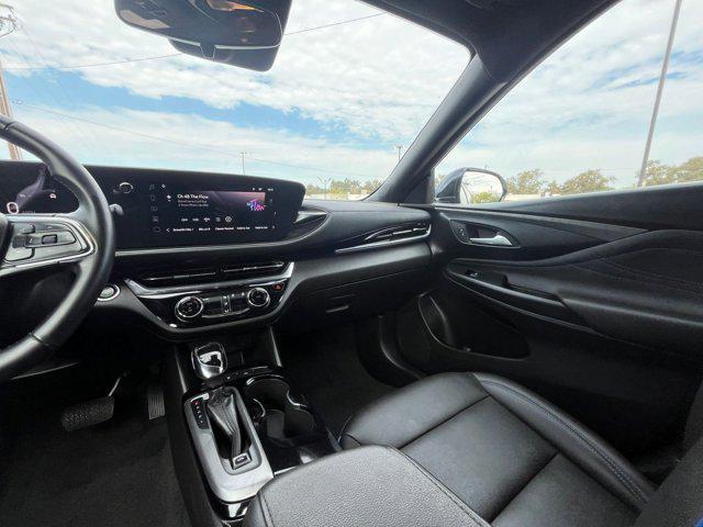 Photo of 2025 Summit White Buick Envista