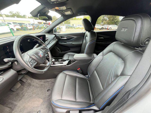 Photo of 2025 Summit White Buick Envista