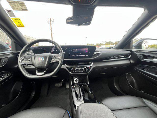 Photo of 2025 Summit White Buick Envista