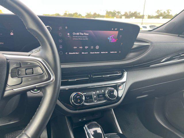 Photo of 2025 Summit White Buick Envista