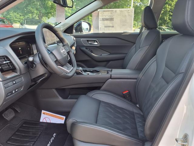 Photo of 2025 White / Black Nissan Rogue