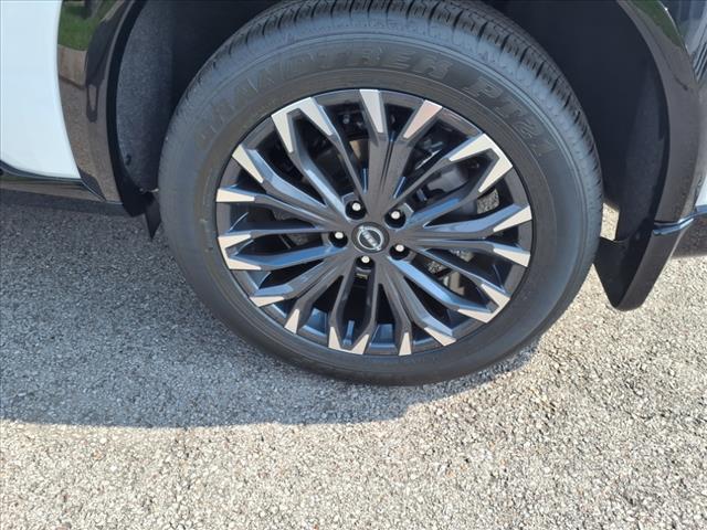 Photo of 2025 White / Black Nissan Rogue