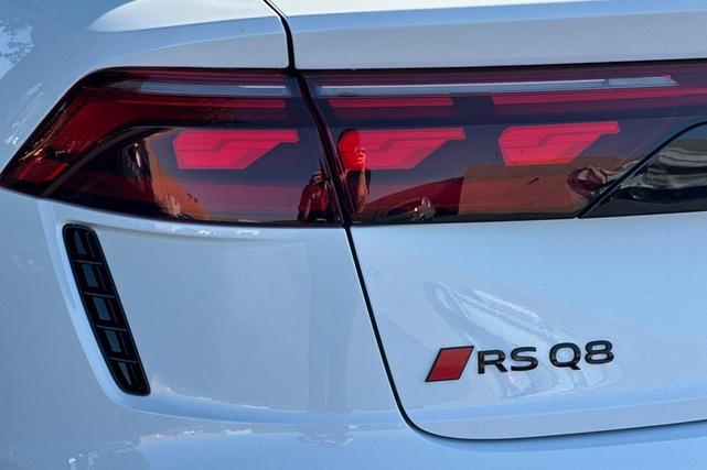 Photo of 2025 Glacier White Audi RS Q8
