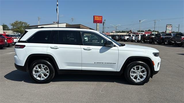 Photo of 2023 Bright White Clearcoat Jeep Grand Cherokee