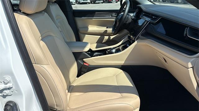 Photo of 2023 Bright White Clearcoat Jeep Grand Cherokee