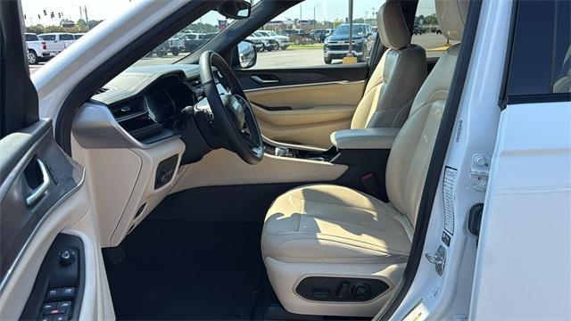 Photo of 2023 Bright White Clearcoat Jeep Grand Cherokee