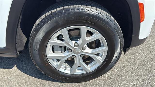 Photo of 2023 Bright White Clearcoat Jeep Grand Cherokee