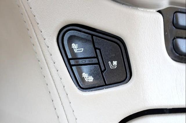 Photo of 2017 White Frost Tricoat GMC Yukon
